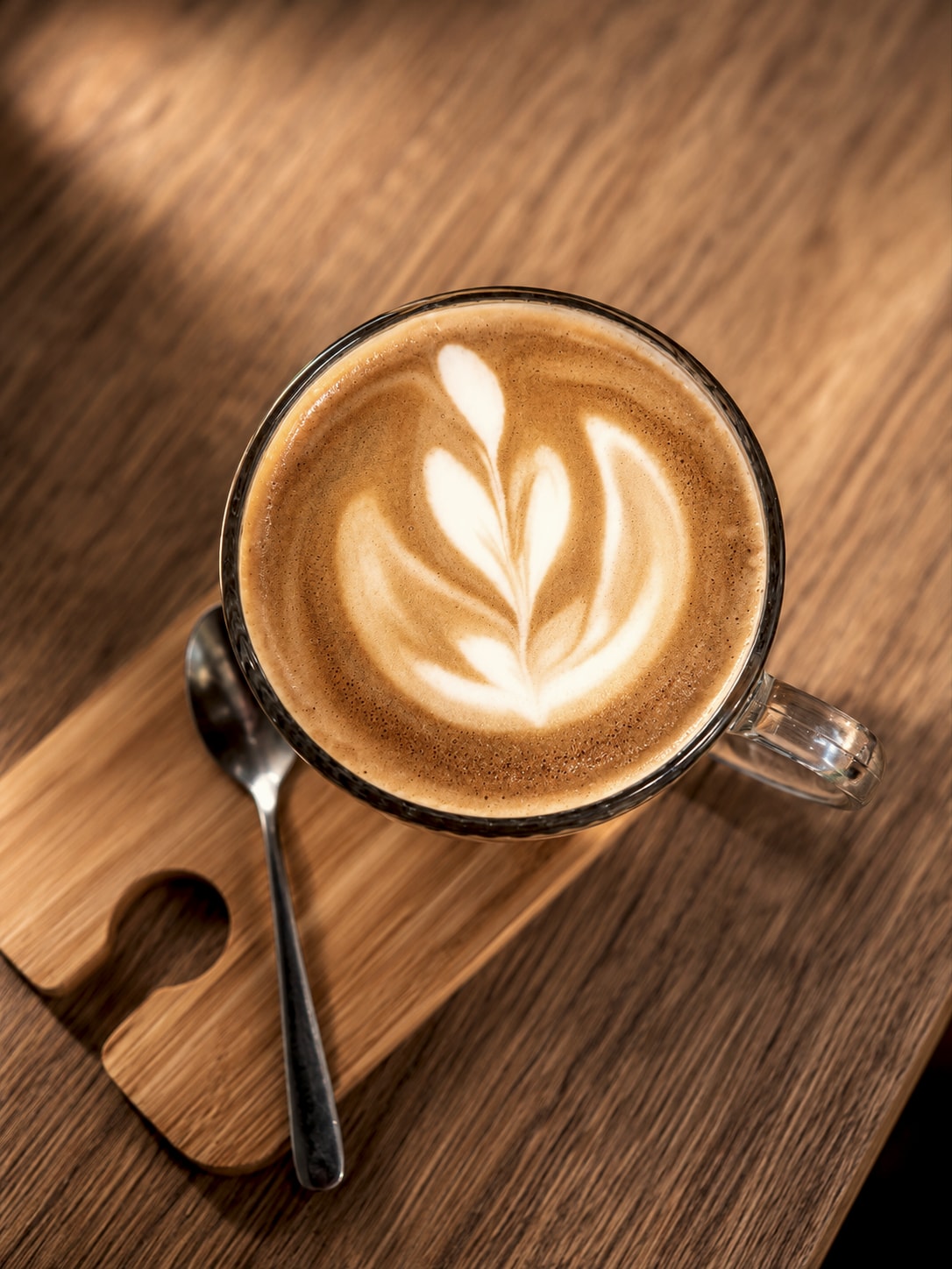 Káva s latte art na dřevěném stole