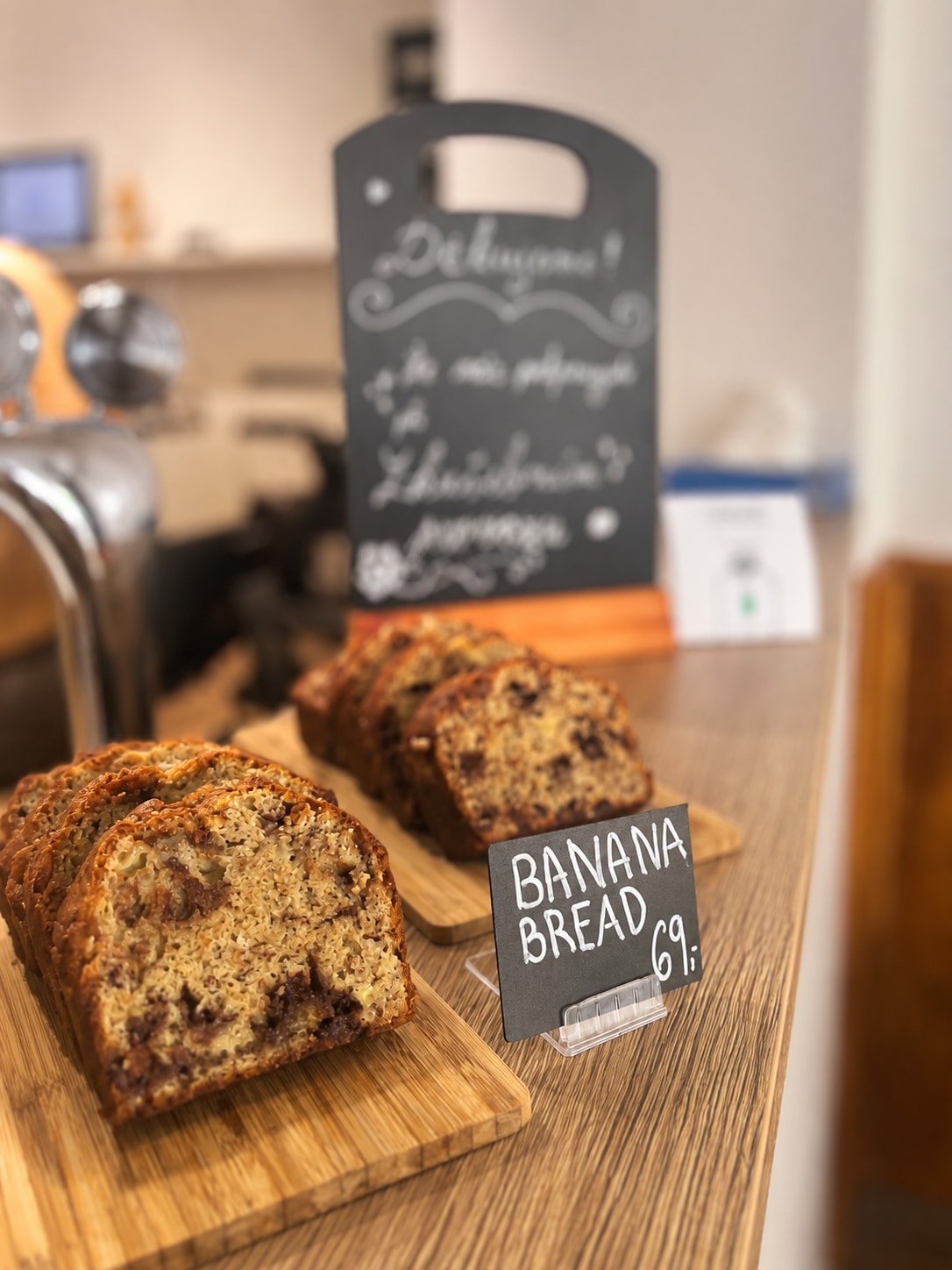 Hausgemachtes Banana Bread im Cafe