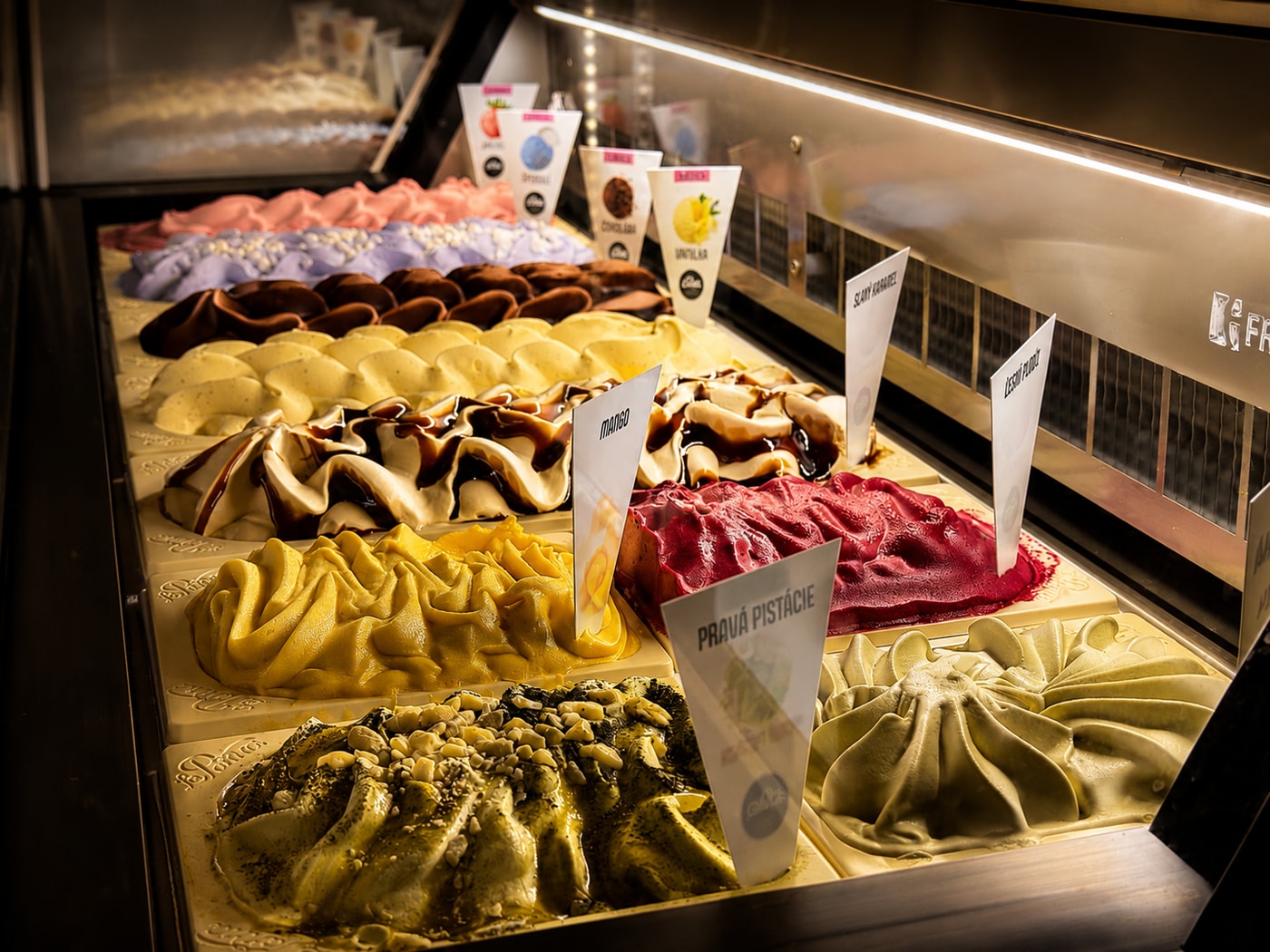 Auswahl an Eis in der Vitrine