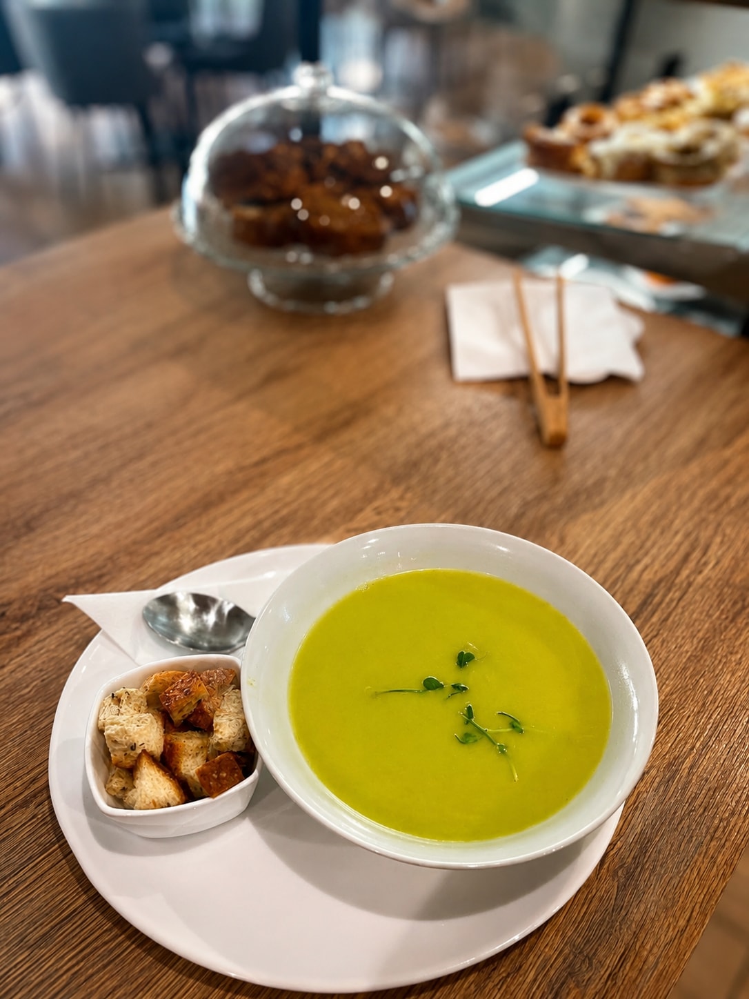 Matcha nápoj na stole s dětským menu