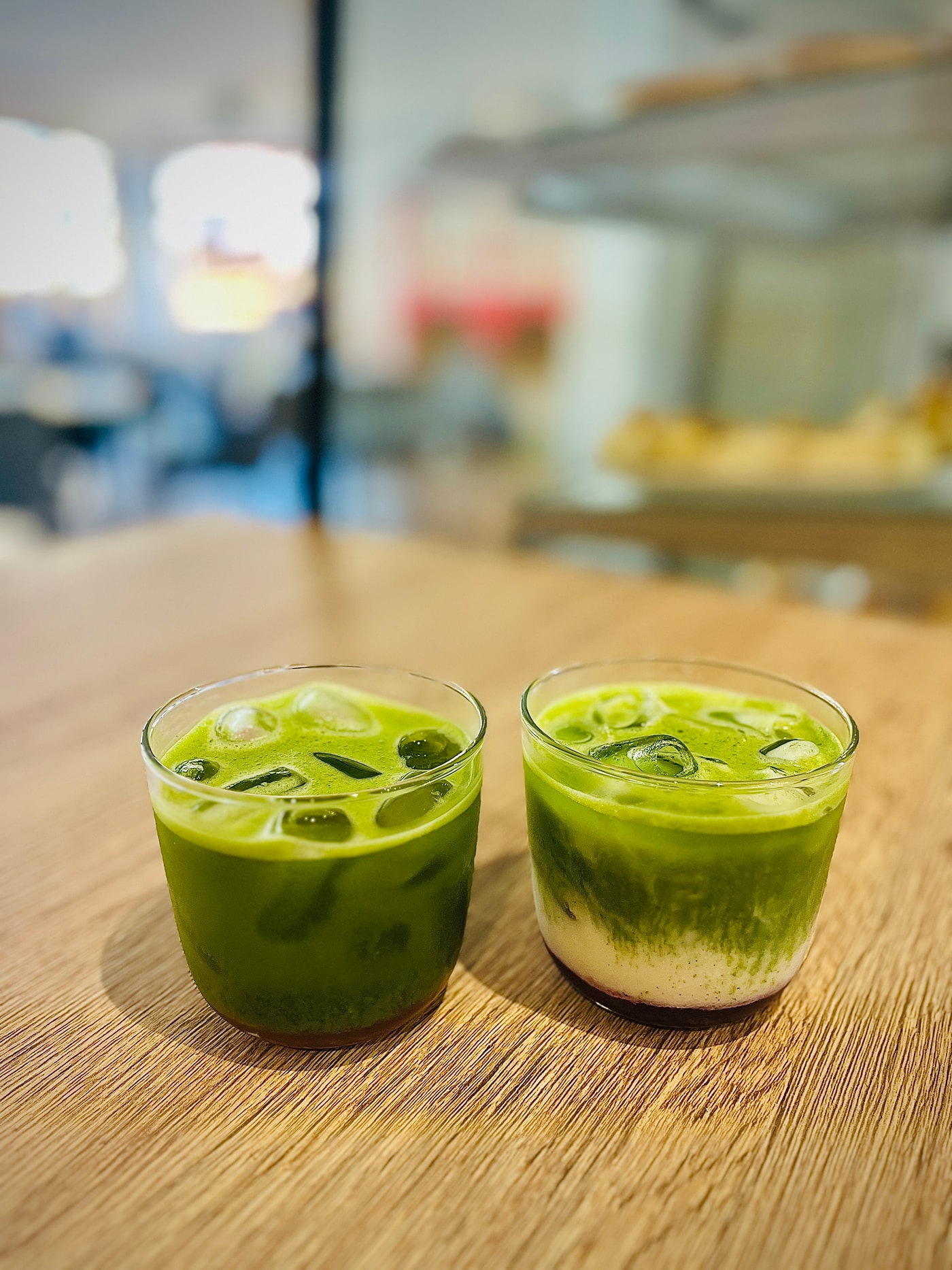 Zwei eisgekühlte Matcha-Getränke auf einem Tisch