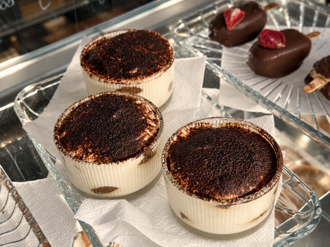 Tiramisu v jednotlivých skleněných miskách