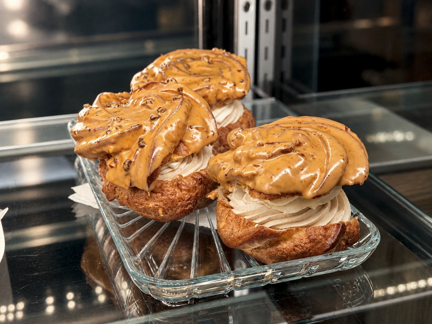 Windbeutel mit Creme und Haselnuss-Topping